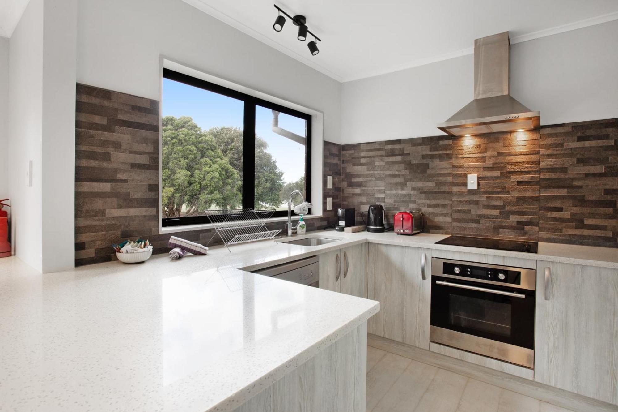 Sunnyside Townhouse With Rumpus, Parking And Deck Auckland