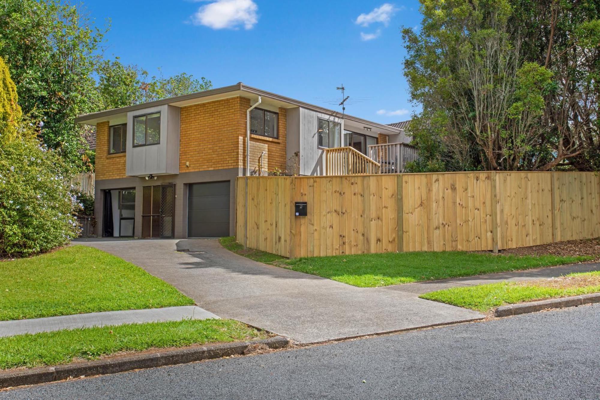 Sunnyside Townhouse With Rumpus, Parking And Deck