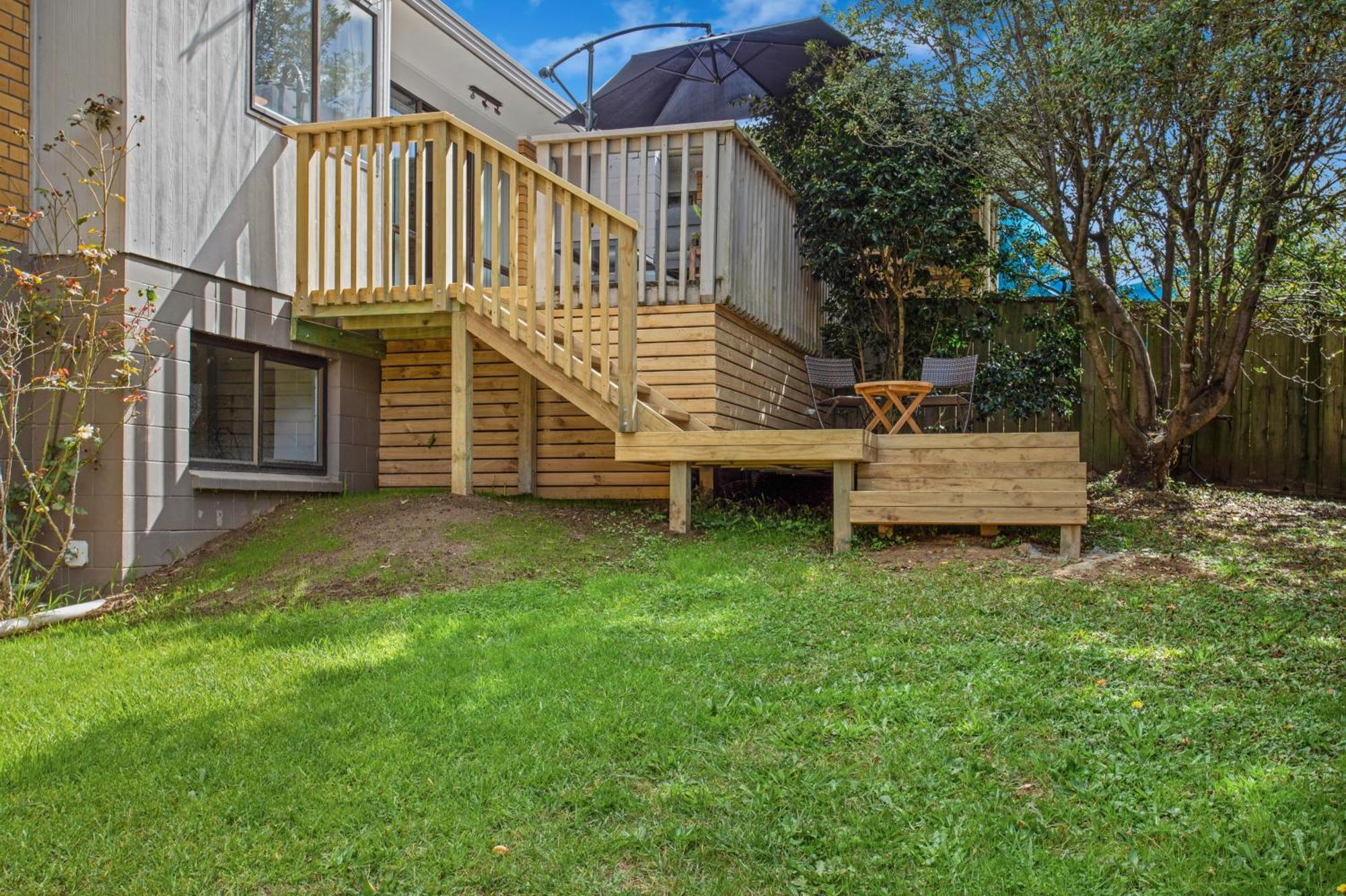 Sunnyside Townhouse With Rumpus, Parking And Deck *