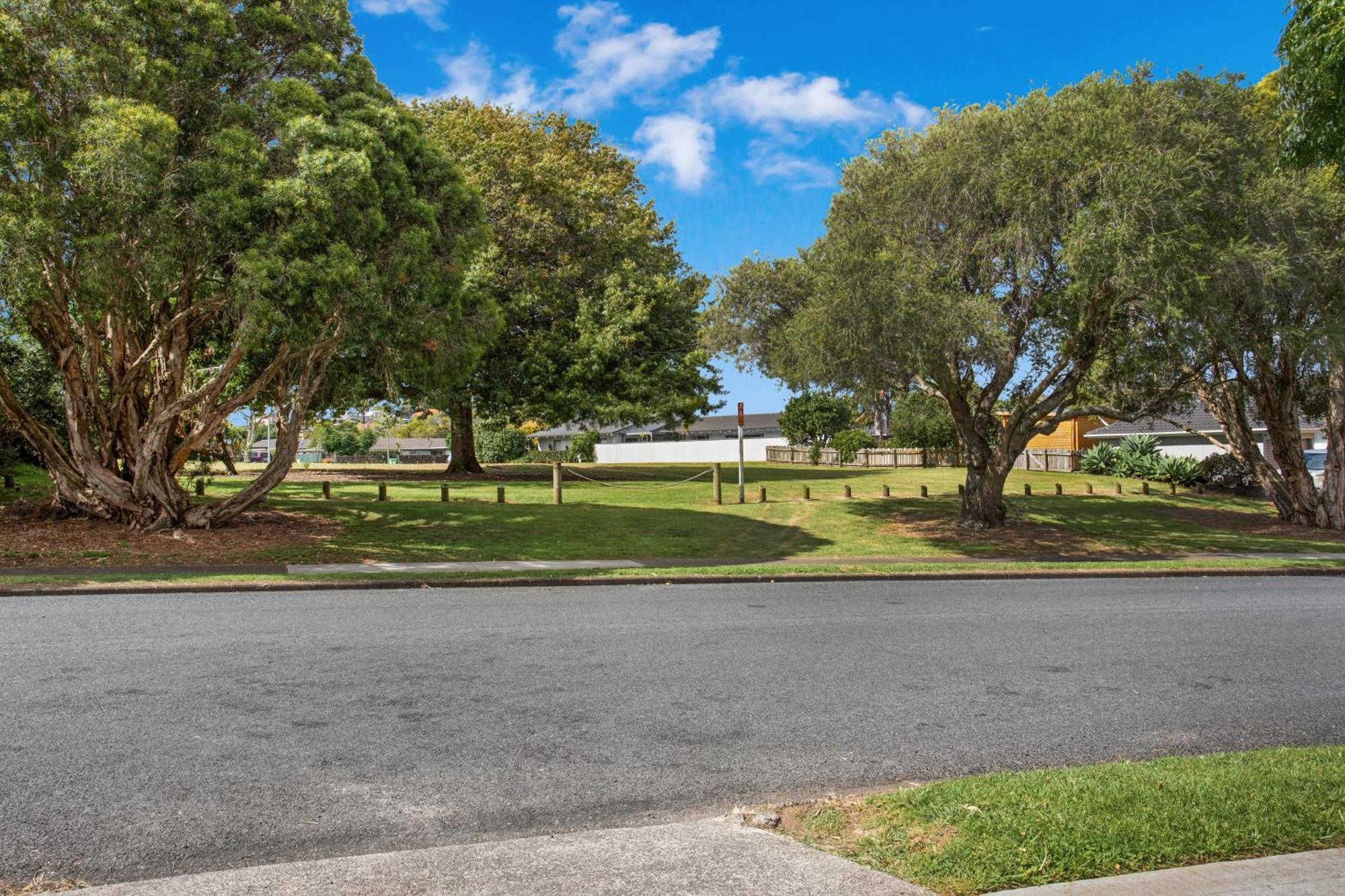 Sunnyside Townhouse With Rumpus, Parking And Deck * Auckland