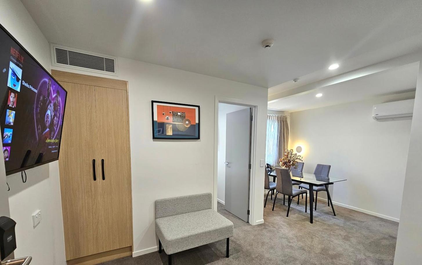 Western Newmarket & 4*