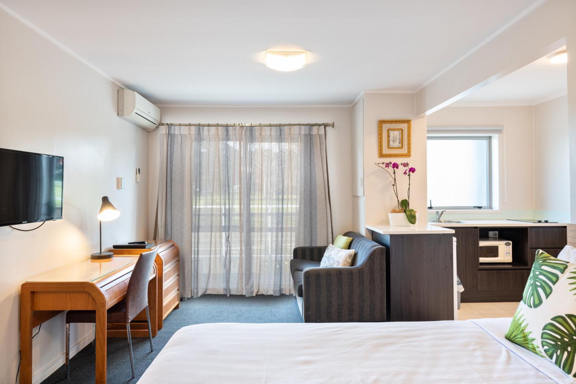 Western Newmarket & Motel 4*