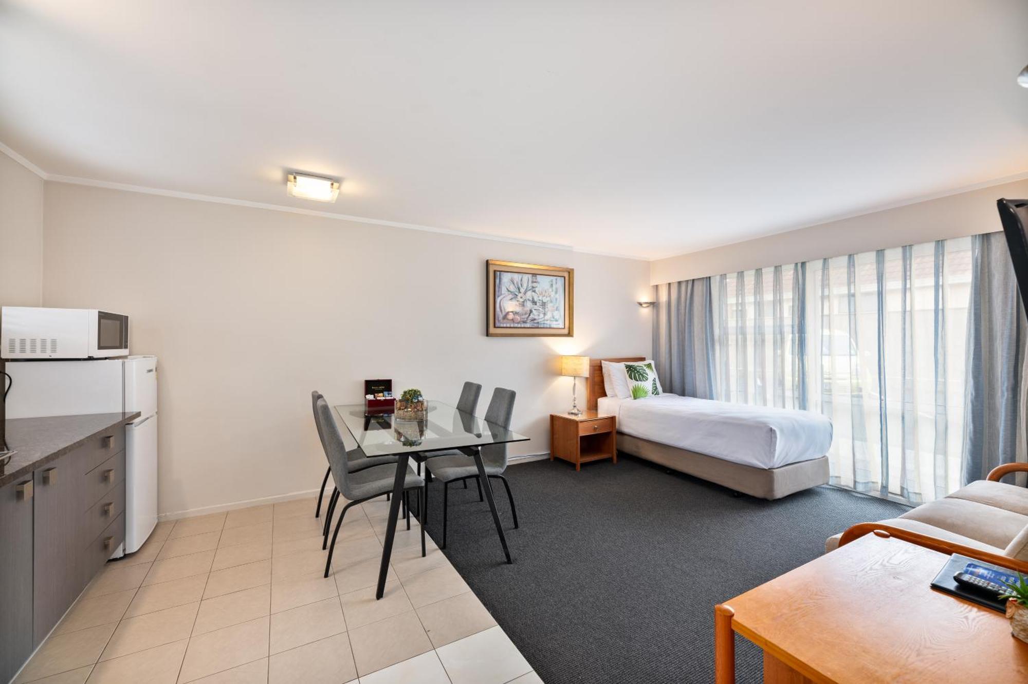Western Newmarket & 4*