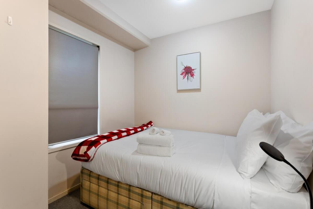 Uptown Two Bedroom With The Essentials Apartment Auckland