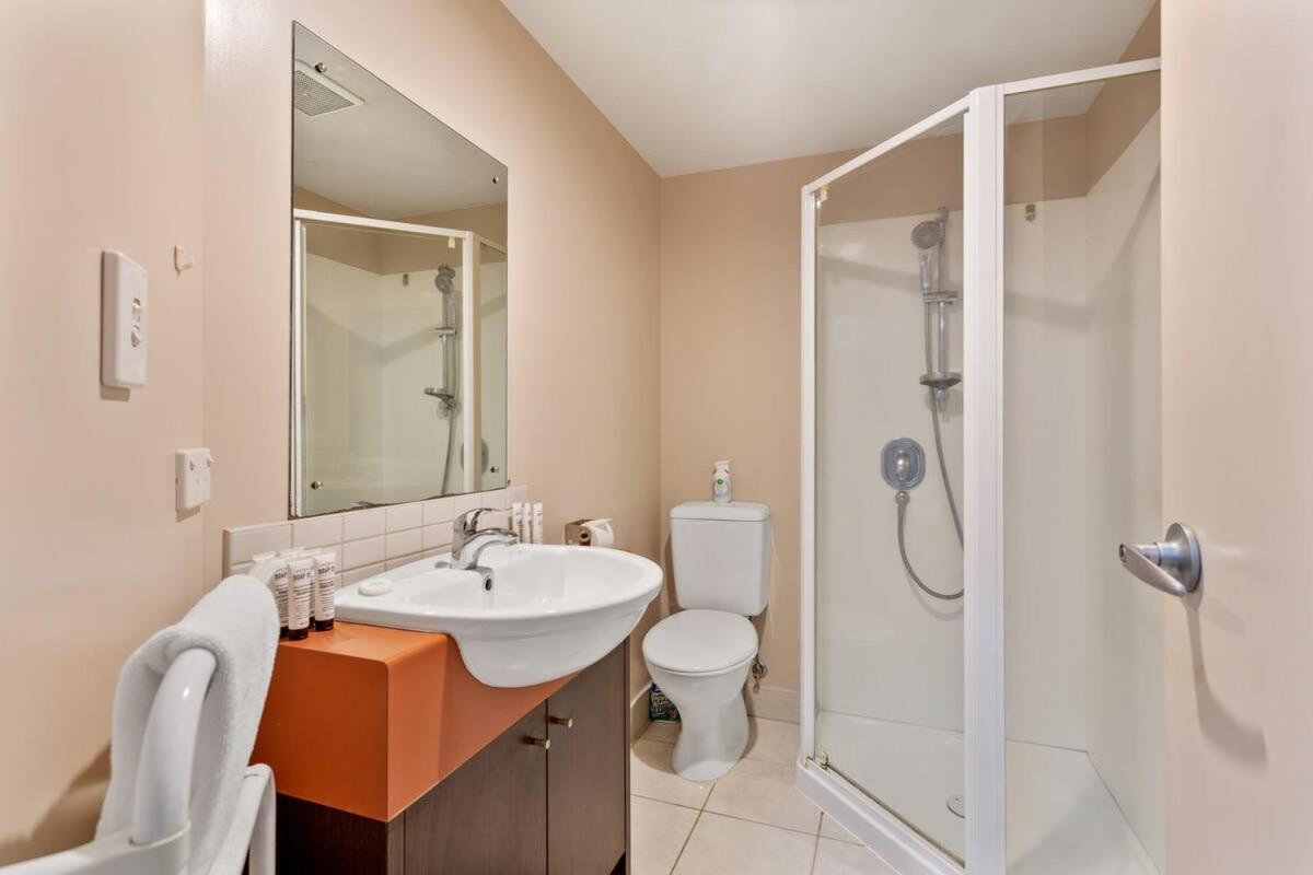 Apartment Uptown Two Bedroom With The Essentials *