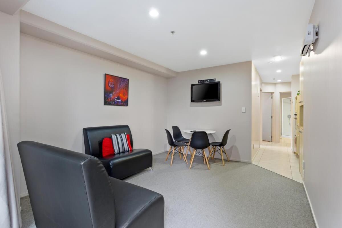 Apartment Uptown Two Bedroom With The Essentials Auckland