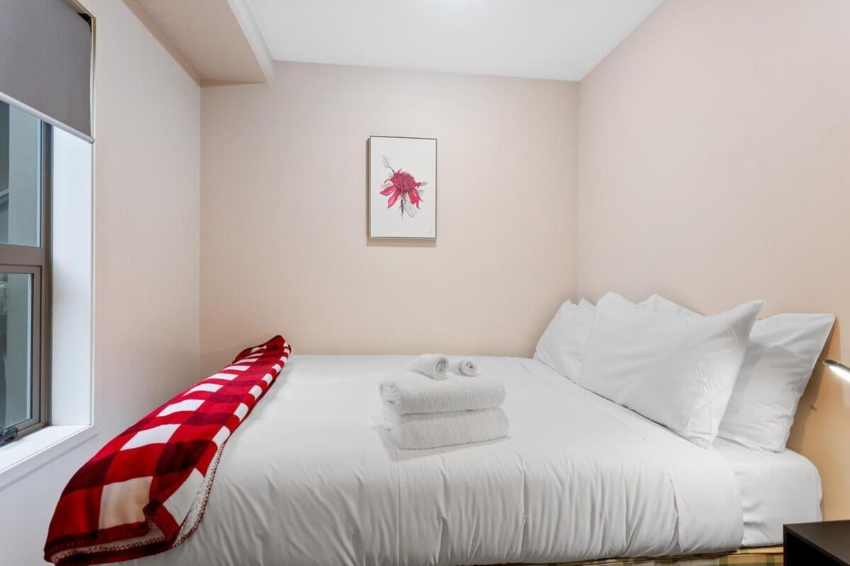 Uptown Two Bedroom With The Essentials * Auckland