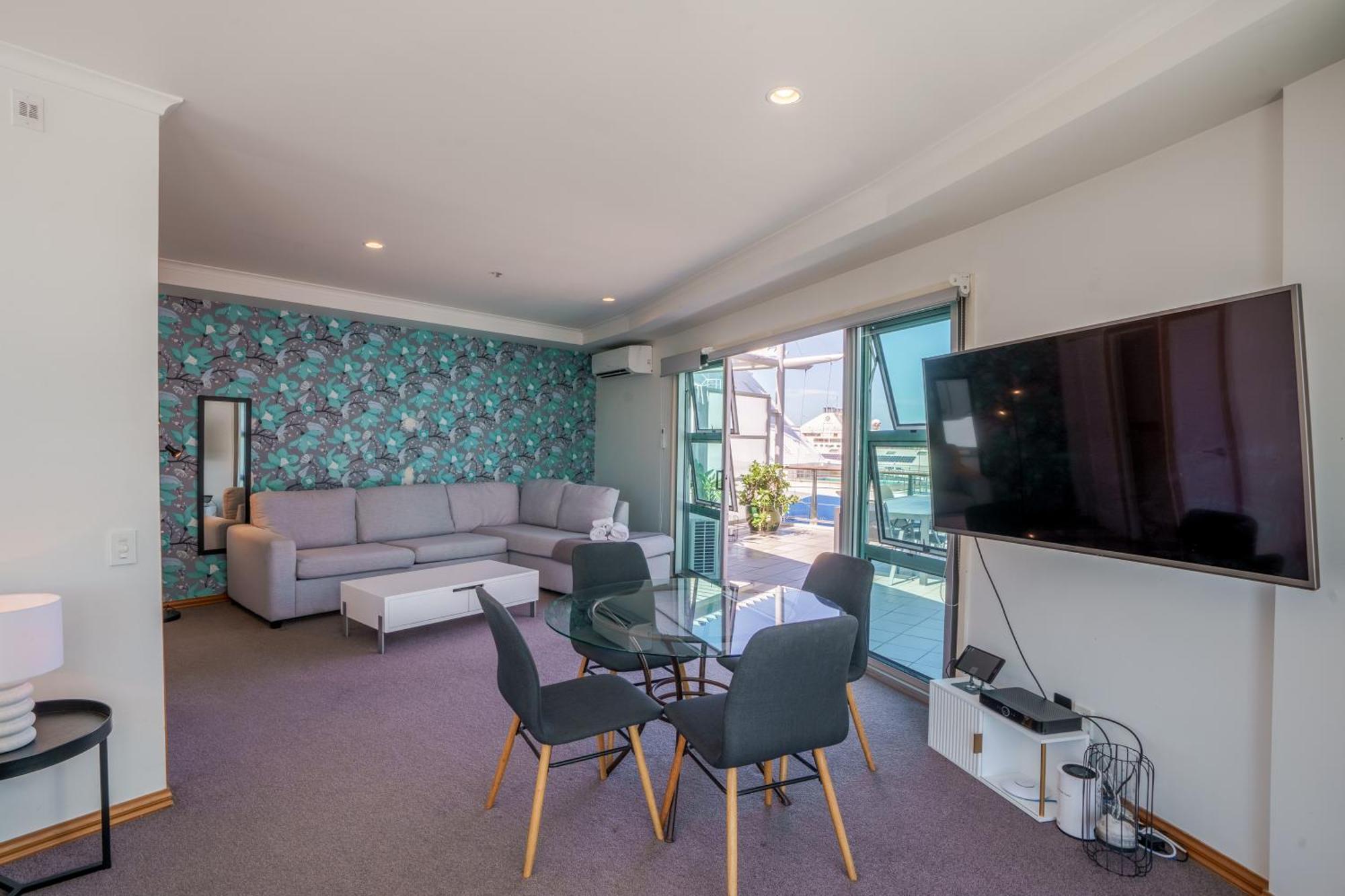 Chic Princes Wharf - View - Parking Apartment