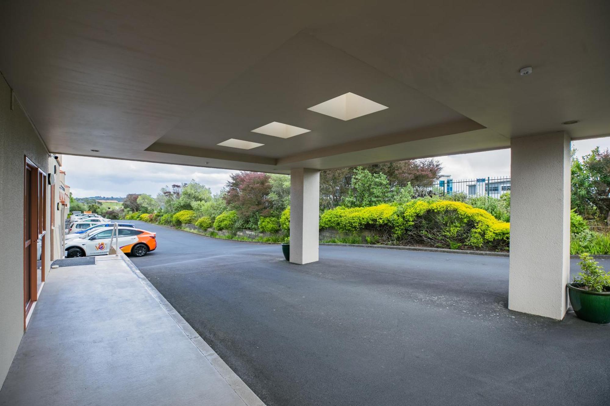 Albany Executive Motor Limited 3*