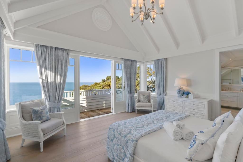 Hampton On View Luxury Clifftop In Campbells Bay Auckland