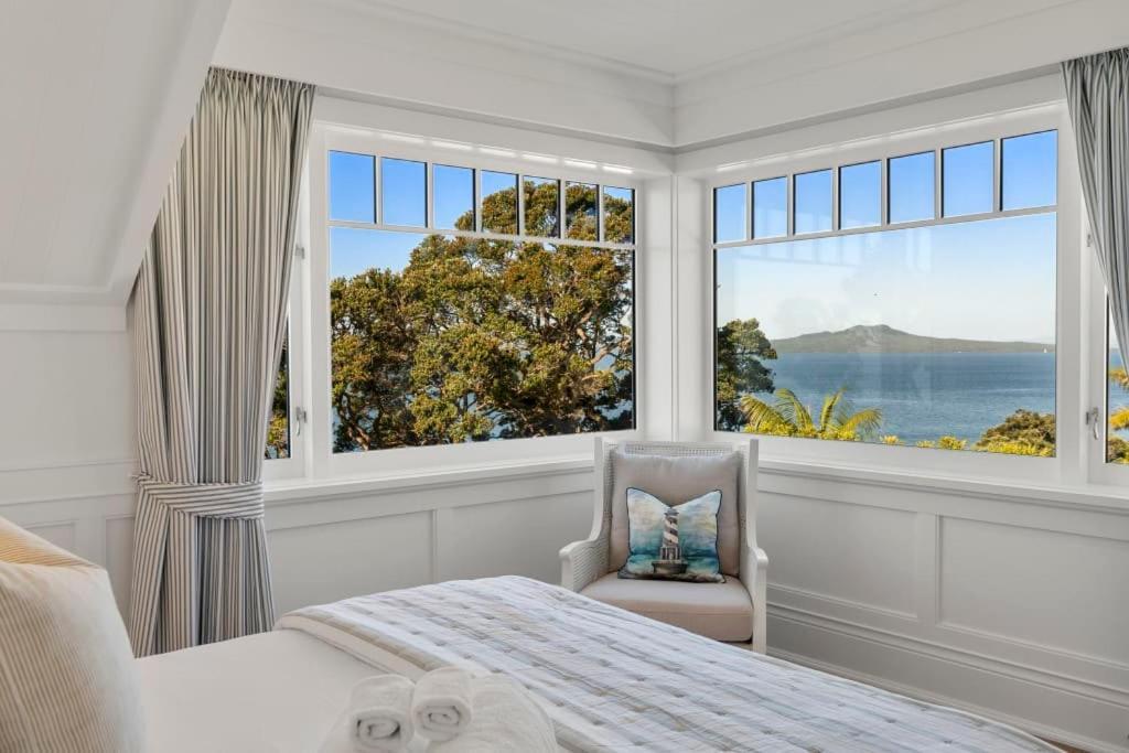 Hampton On View Luxury Clifftop In Campbells Bay Auckland