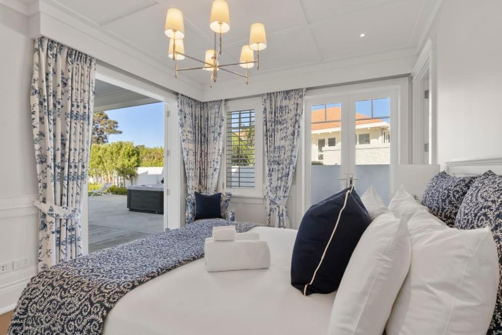 Holiday home Hampton On View Luxury Clifftop In Campbells Bay Auckland