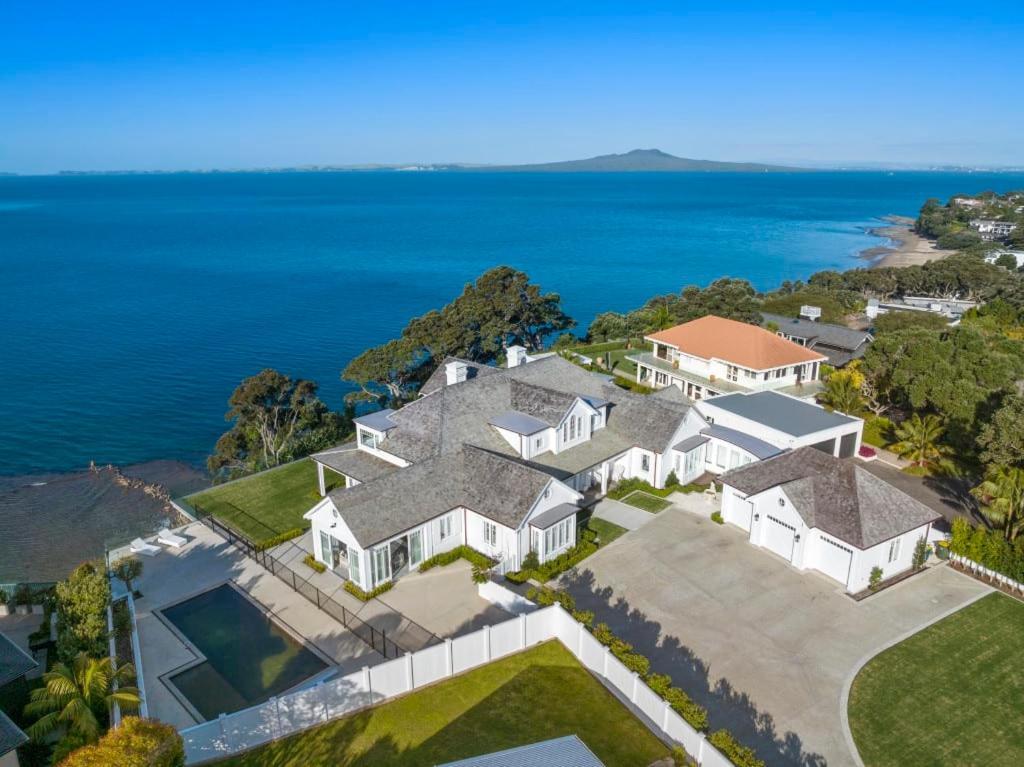 Hampton On View Luxury Clifftop In Campbells Bay Auckland