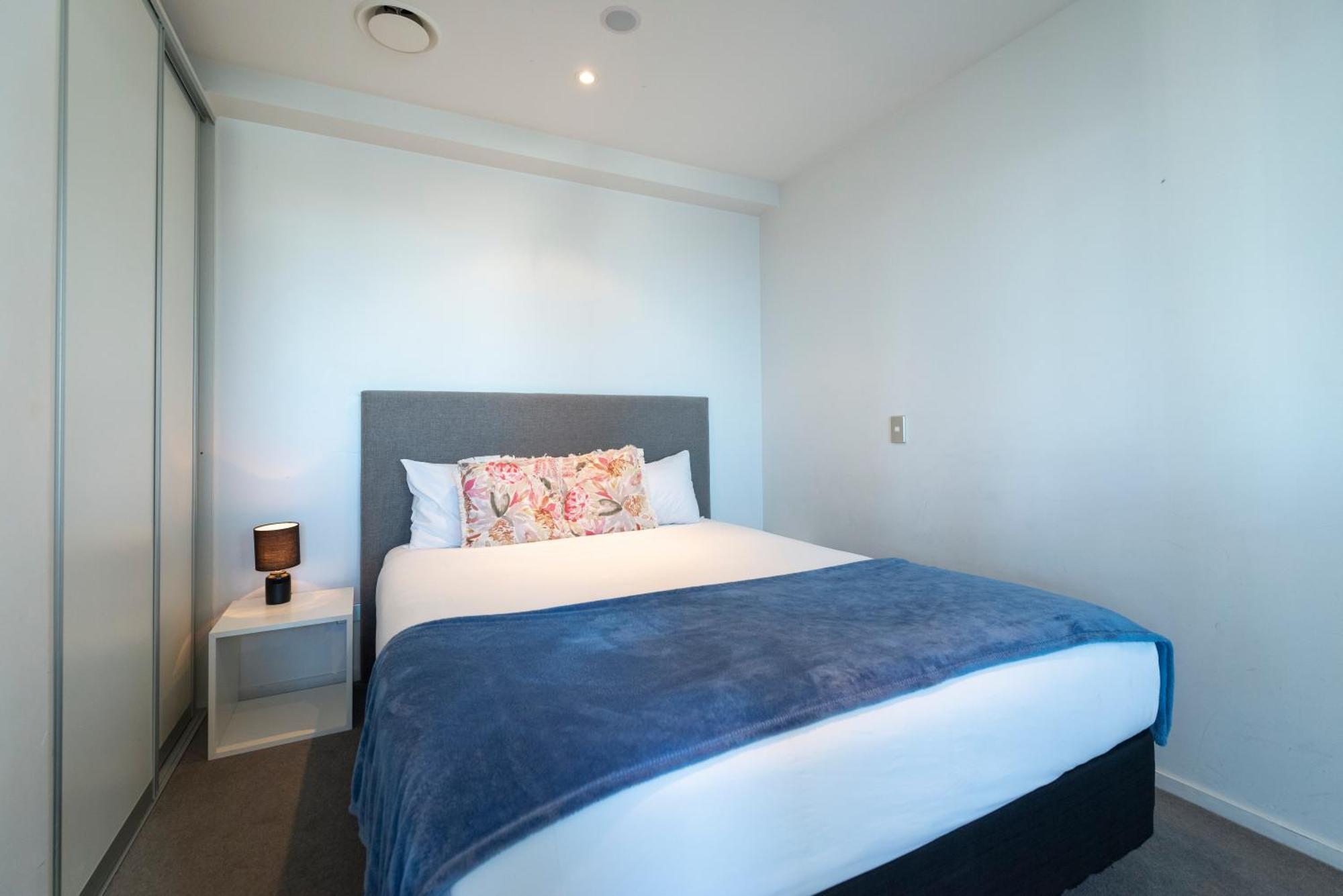 With Brilliant Views In Cbd * Auckland