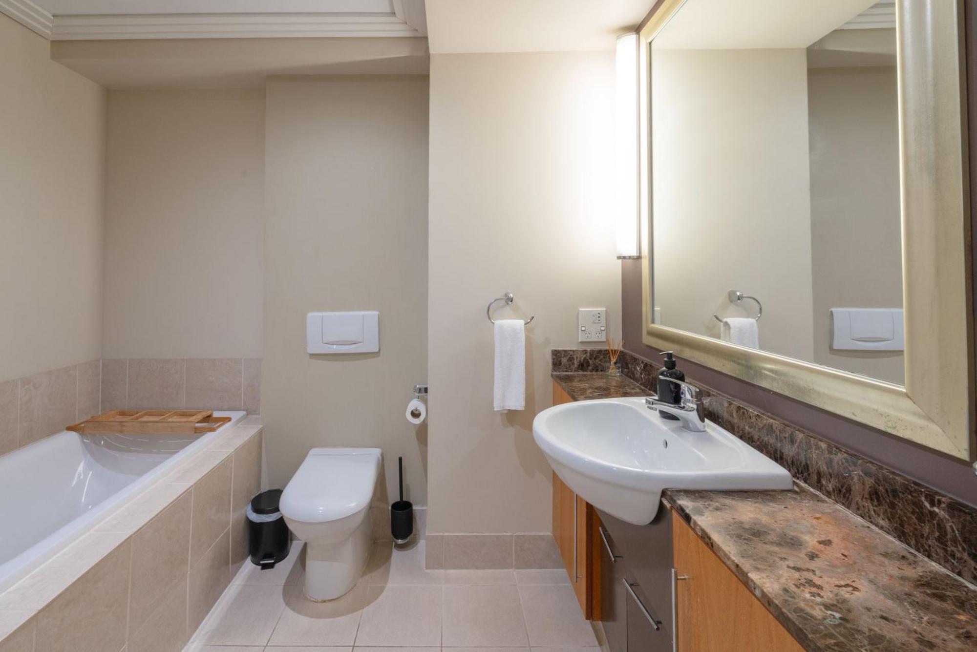 Luxury Waterfront Haven On Viaduct Harbour