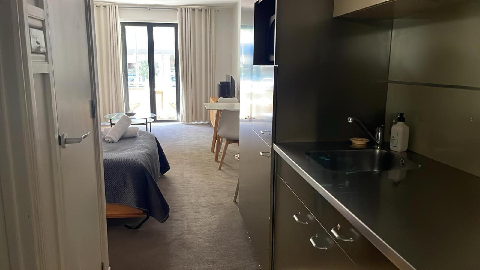 Cosy Centre W/ Balcony Apartment *