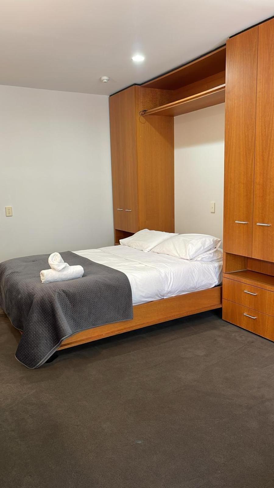 Cosy Centre W/ Balcony Apartment Auckland