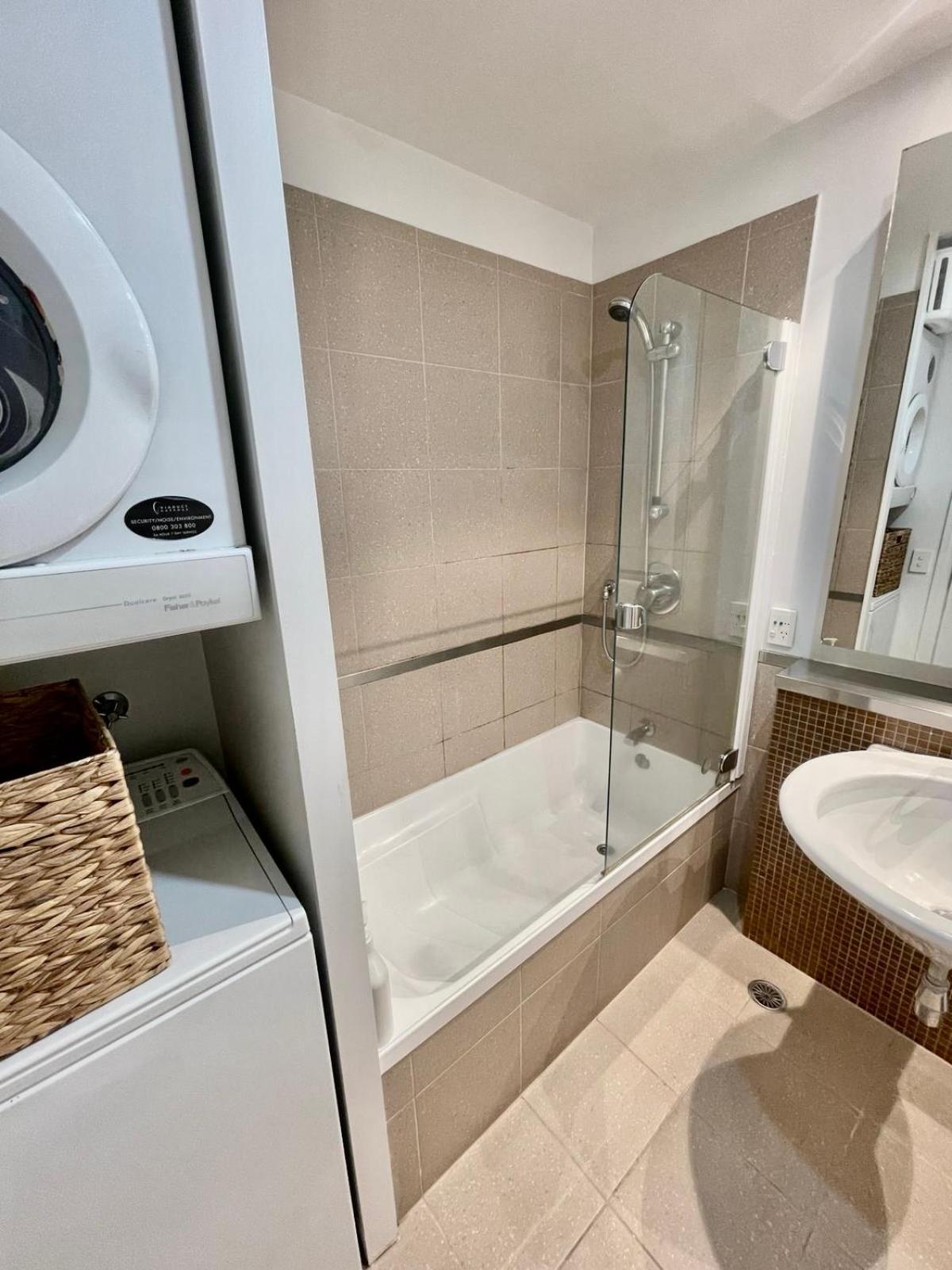 Cosy Centre W/ Balcony * Auckland