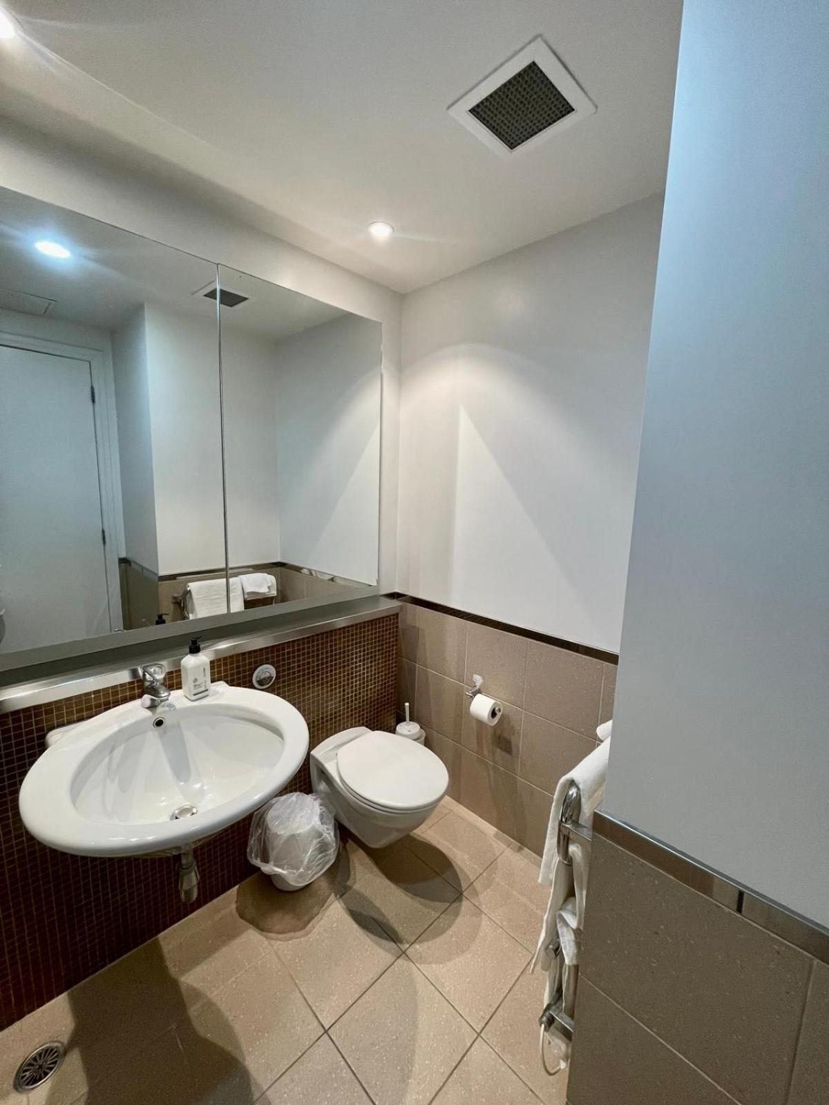 Cosy Centre W/ Balcony Apartment Auckland