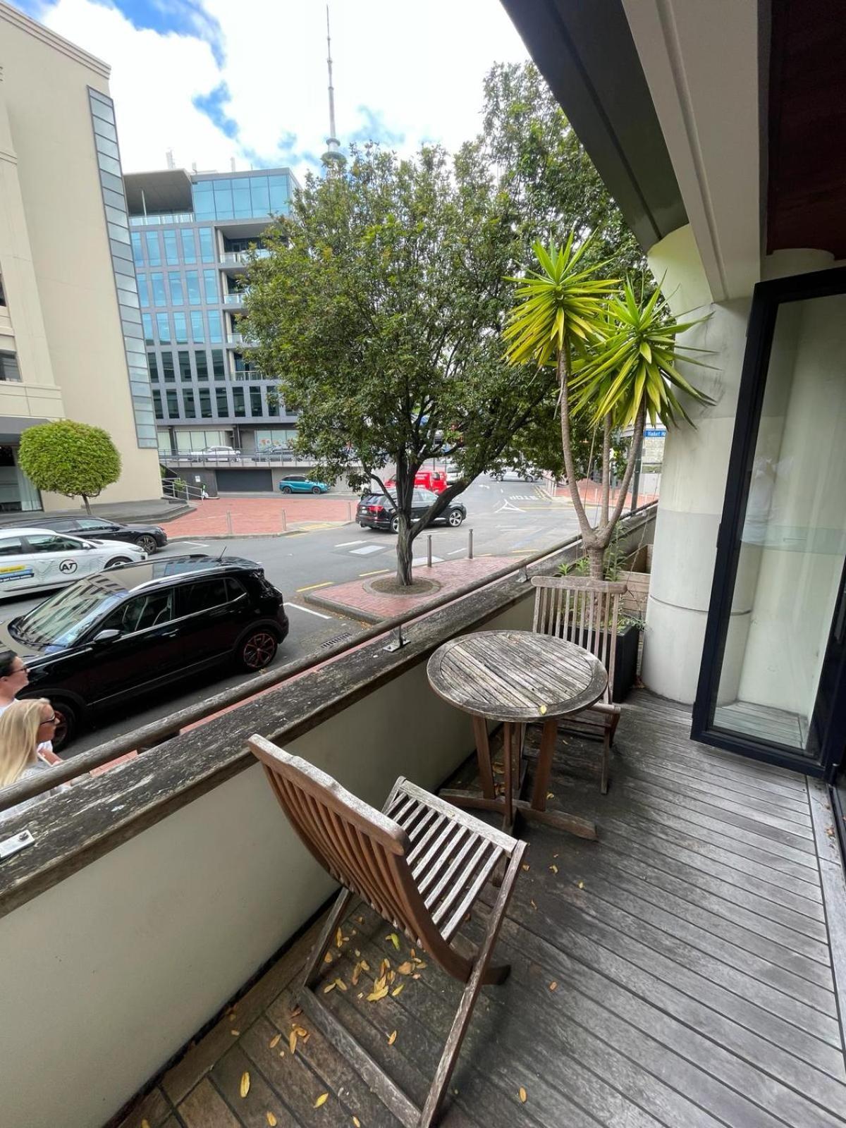 Cosy Centre W/ Balcony Apartment *