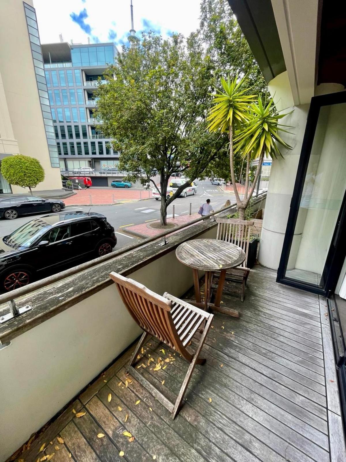 Cosy Centre W/ Balcony Apartment Auckland