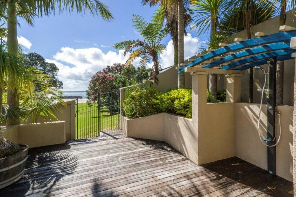Beachside Bliss Castor Bay - By The Apartment *
