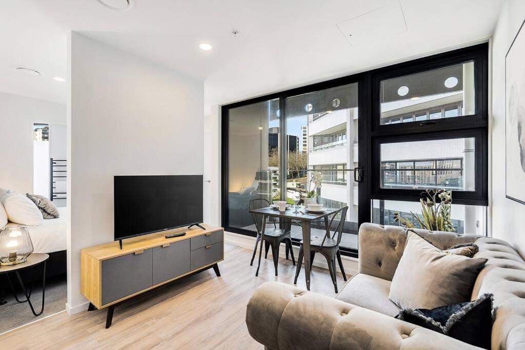 Modern One Bedroom Apartment *