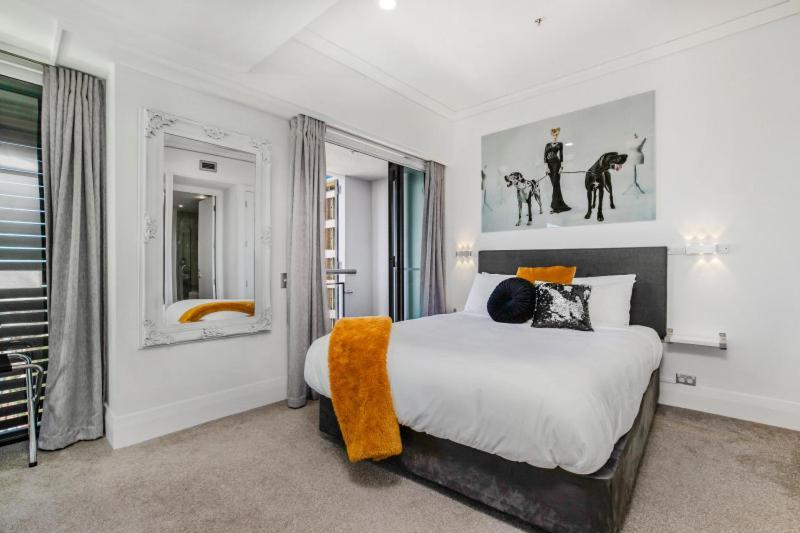 Viaduct Chic Luxury Waterfront Views! Apartment