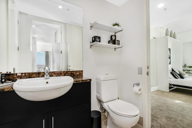 Viaduct Chic Luxury Waterfront Views! *