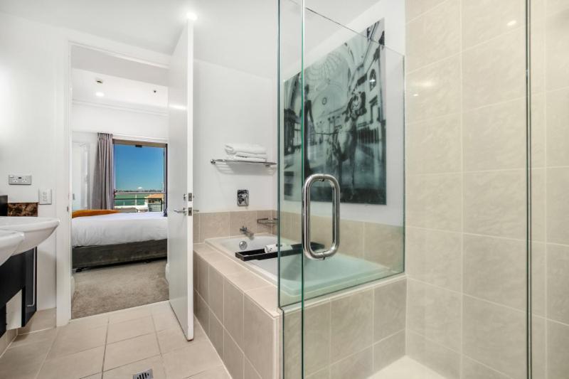 Viaduct Chic Luxury Waterfront Views! Apartment *