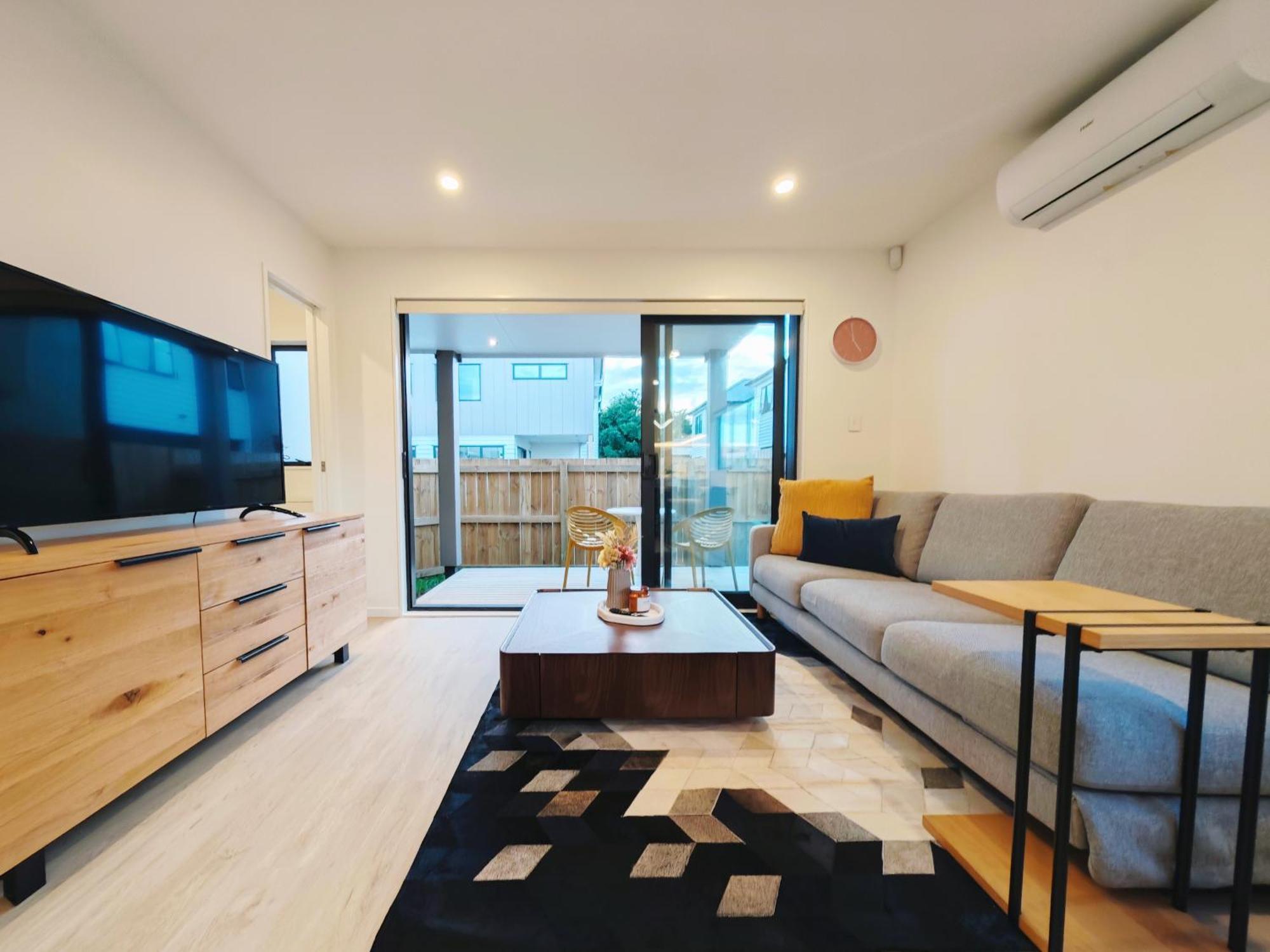 Modern & Cozy 3-bedroom + Great Location Holiday home