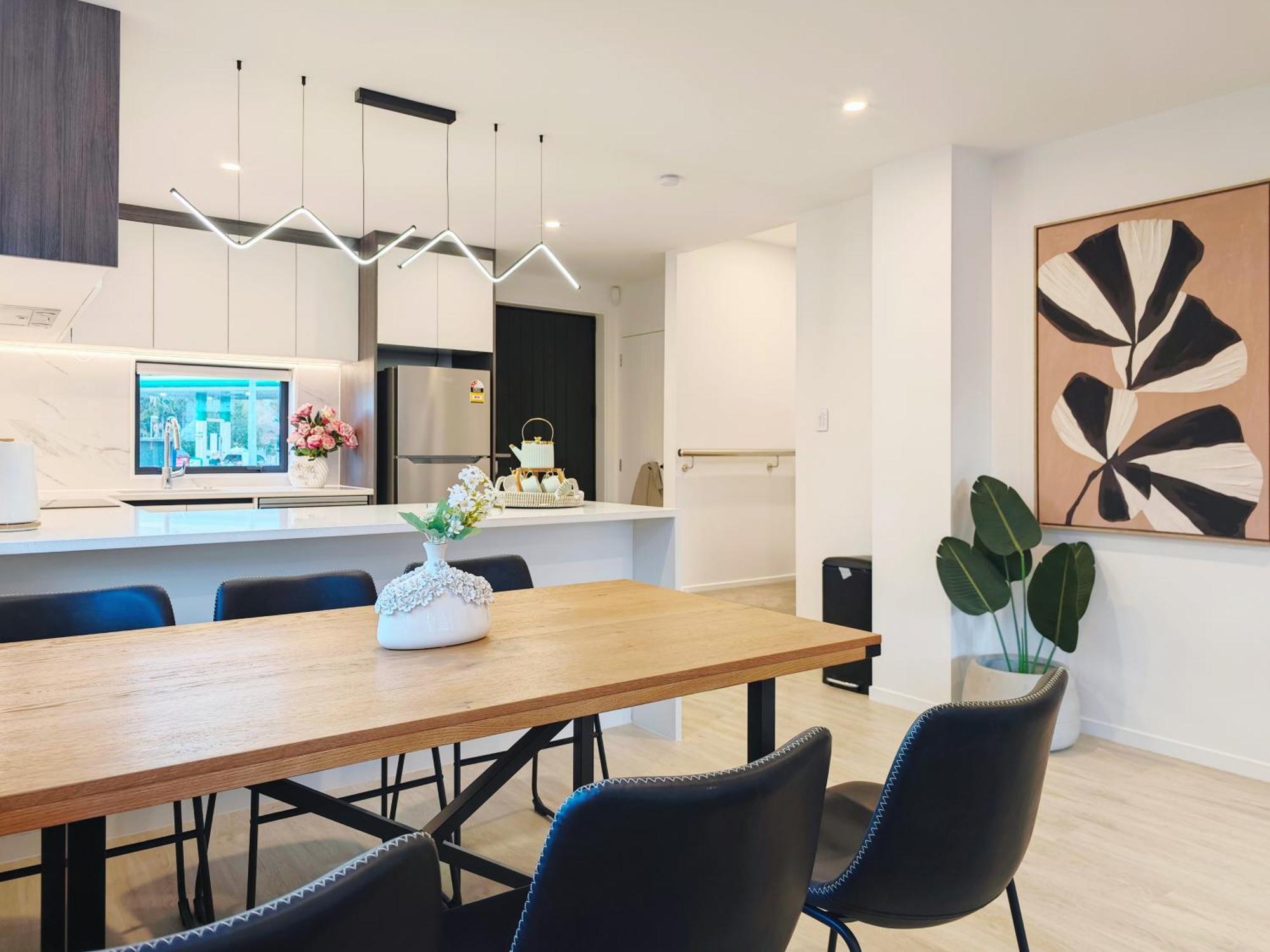 Modern & Cozy 3-bedroom + Great Location *