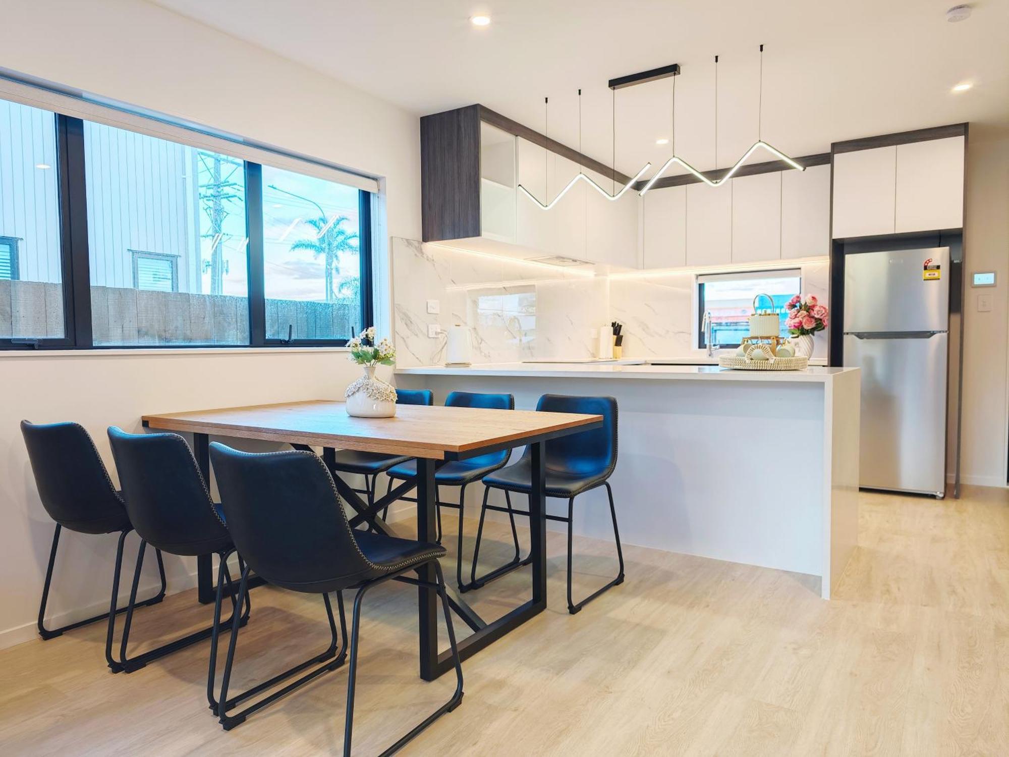 Modern & Cozy 3-bedroom + Great Location