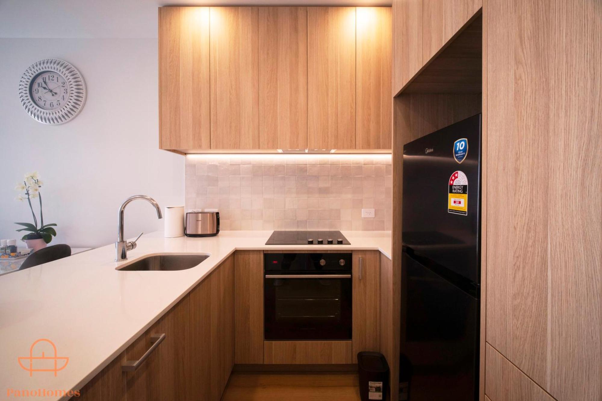 Modern Townhouse Close To With Full Kitchen - Ellerslie Apartment