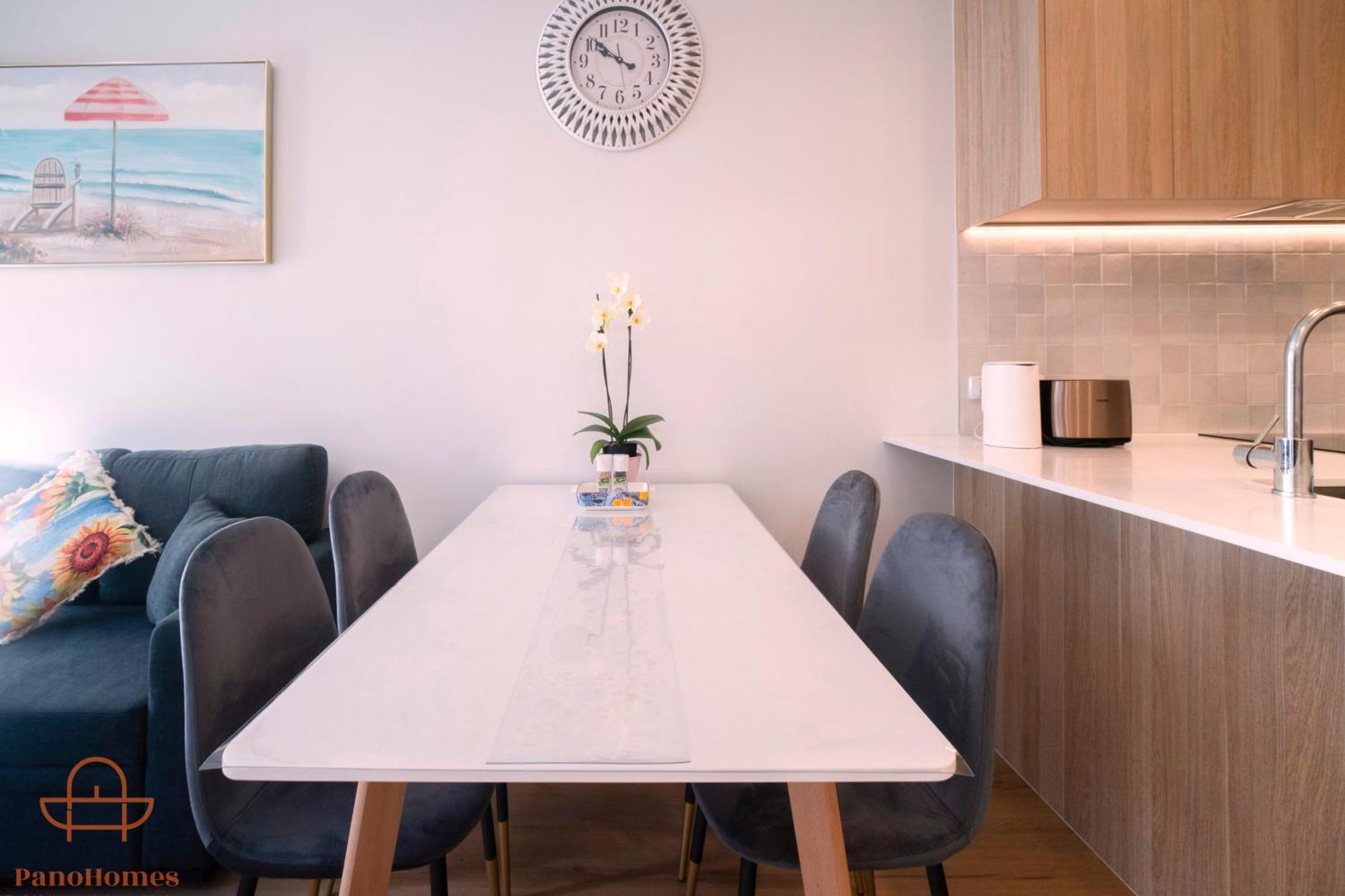 Modern Townhouse Close To With Full Kitchen - Ellerslie Apartment *