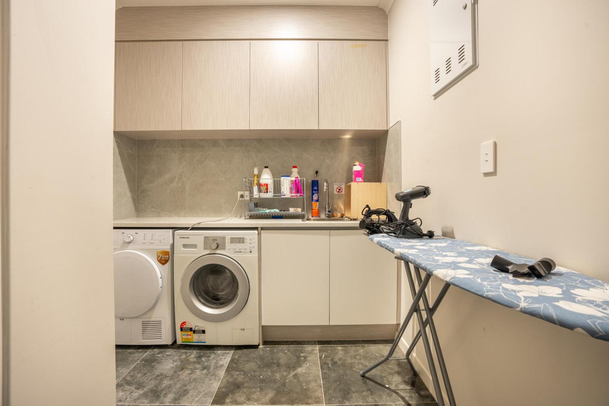 Holiday home 5 Bdr Flat Bush Mansion - Aircon, Fast Wifi, Pool Table, Netflix And More!