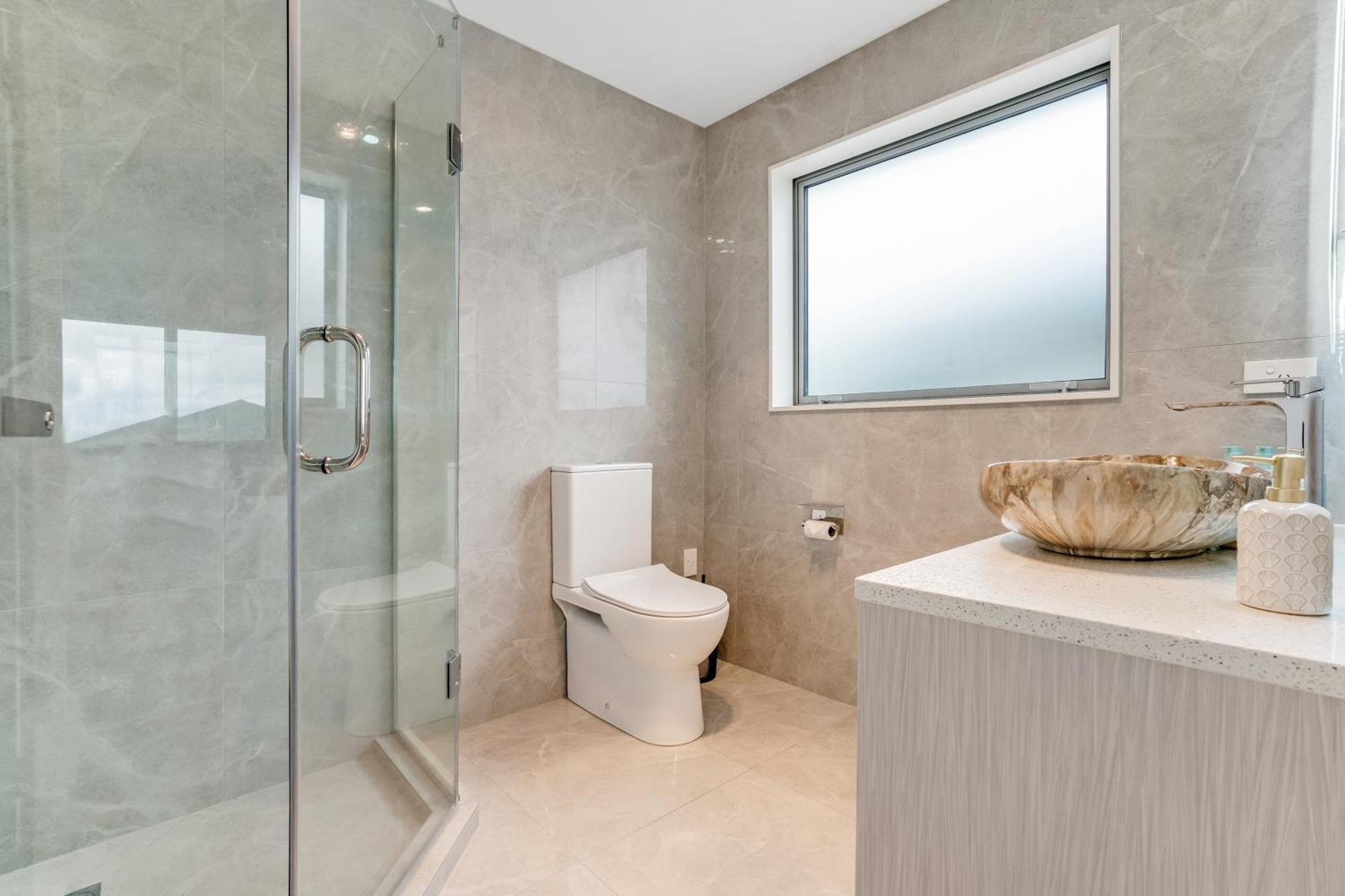 5 Bdr Flat Bush Mansion - Aircon, Fast Wifi, Pool Table, Netflix And More!