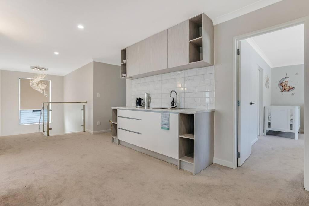 5 Bdr Flat Bush Mansion - Aircon, Fast Wifi, Pool Table, Netflix And More!