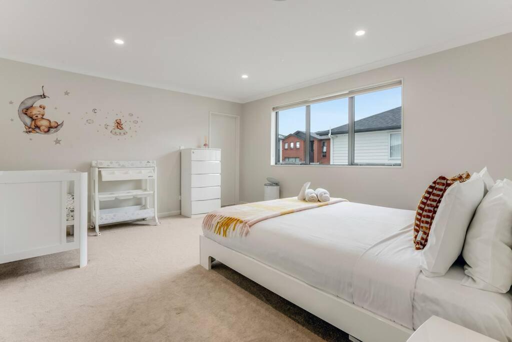 Holiday home 5 Bdr Flat Bush Mansion - Aircon, Fast Wifi, Pool Table, Netflix And More! Auckland