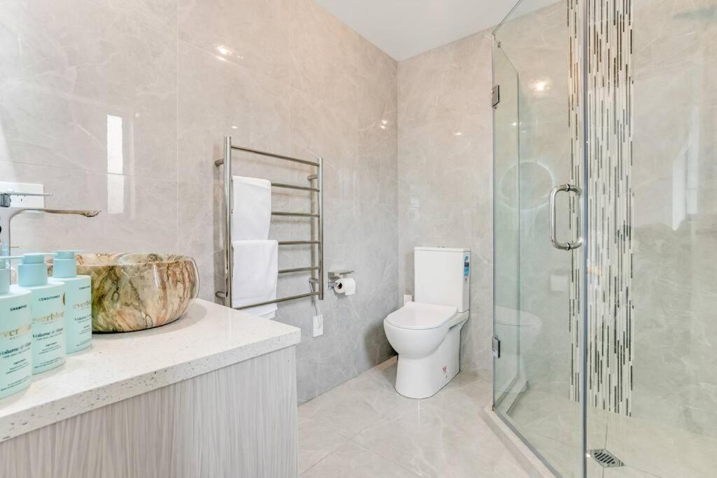 5 Bdr Flat Bush Mansion - Aircon, Fast Wifi, Pool Table, Netflix And More! Auckland