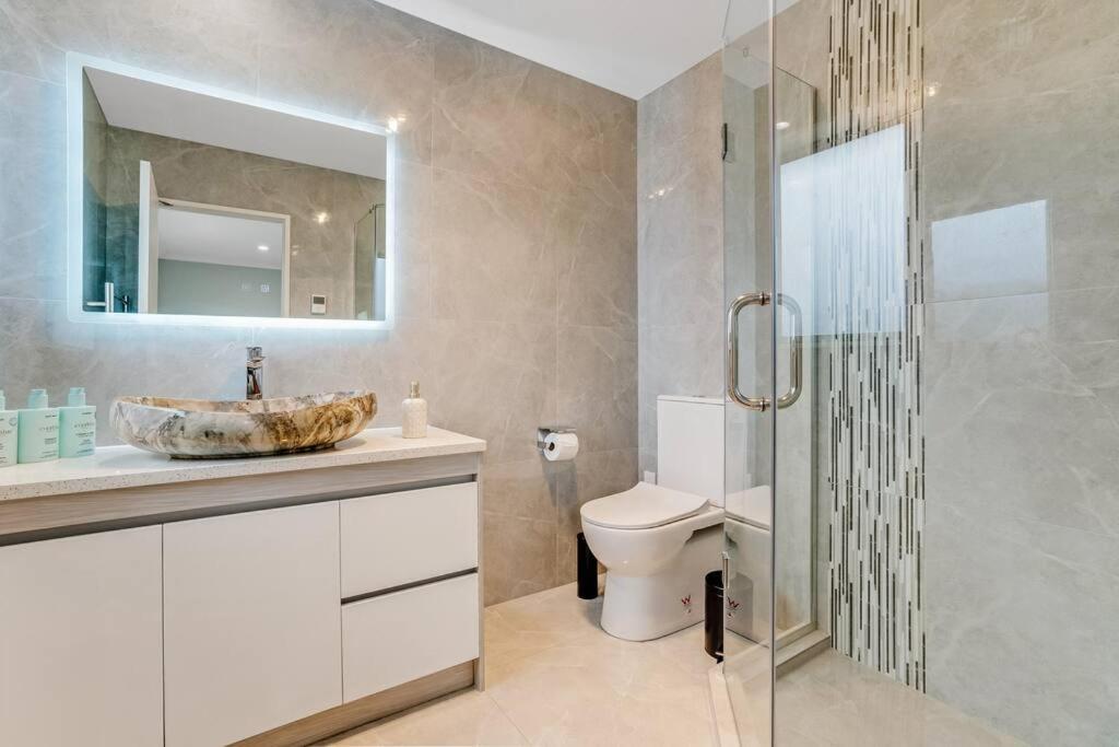 5 Bdr Flat Bush Mansion - Aircon, Fast Wifi, Pool Table, Netflix And More! Auckland