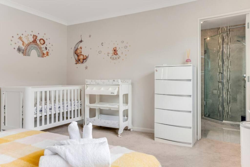 5 Bdr Flat Bush Mansion - Aircon, Fast Wifi, Pool Table, Netflix And More! Holiday home