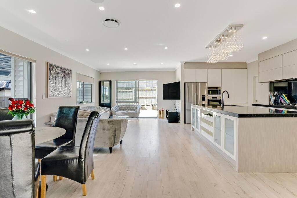 Holiday home 5 Bdr Flat Bush Mansion - Aircon, Fast Wifi, Pool Table, Netflix And More! *
