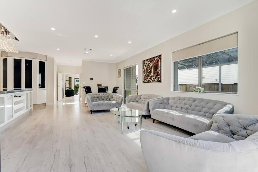 5 Bdr Flat Bush Mansion - Aircon, Fast Wifi, Pool Table, Netflix And More! * Auckland