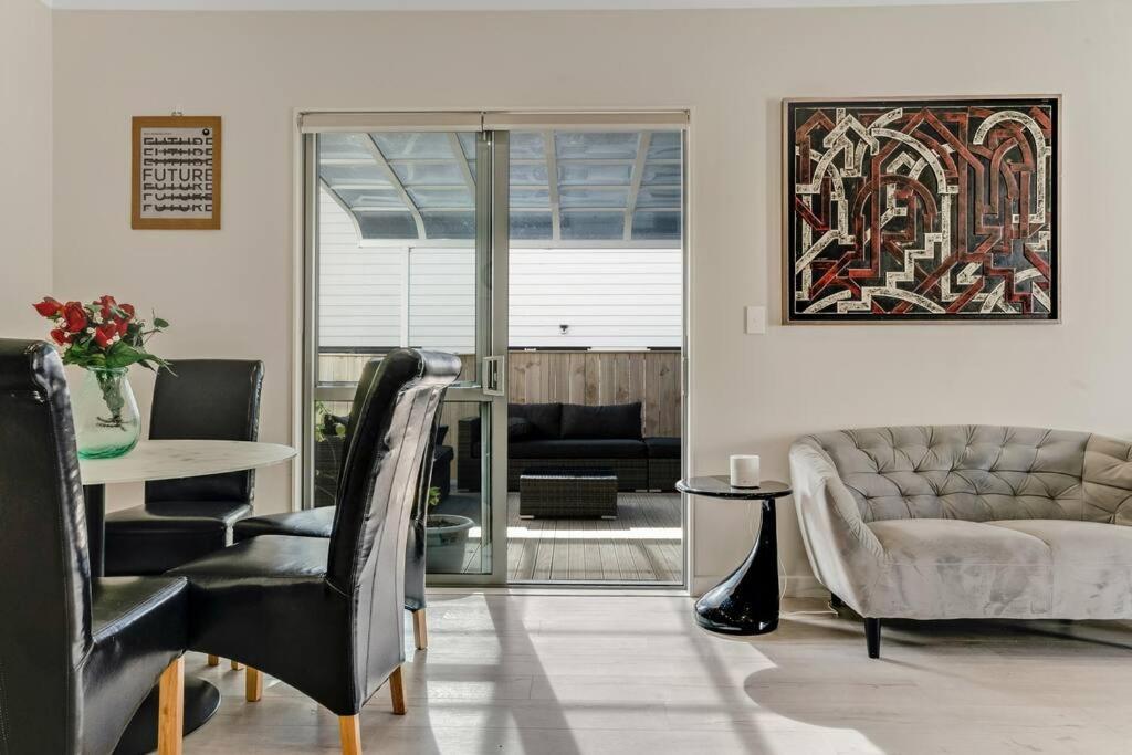 Holiday home 5 Bdr Flat Bush Mansion - Aircon, Fast Wifi, Pool Table, Netflix And More!