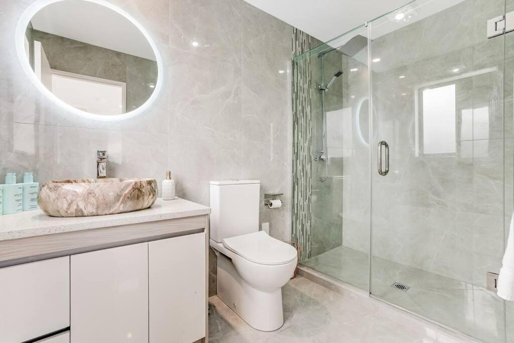5 Bdr Flat Bush Mansion - Aircon, Fast Wifi, Pool Table, Netflix And More!