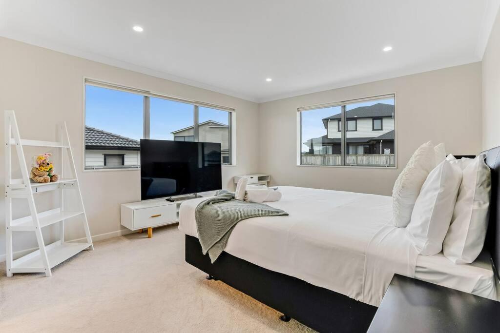 5 Bdr Flat Bush Mansion - Aircon, Fast Wifi, Pool Table, Netflix And More! Holiday home Auckland