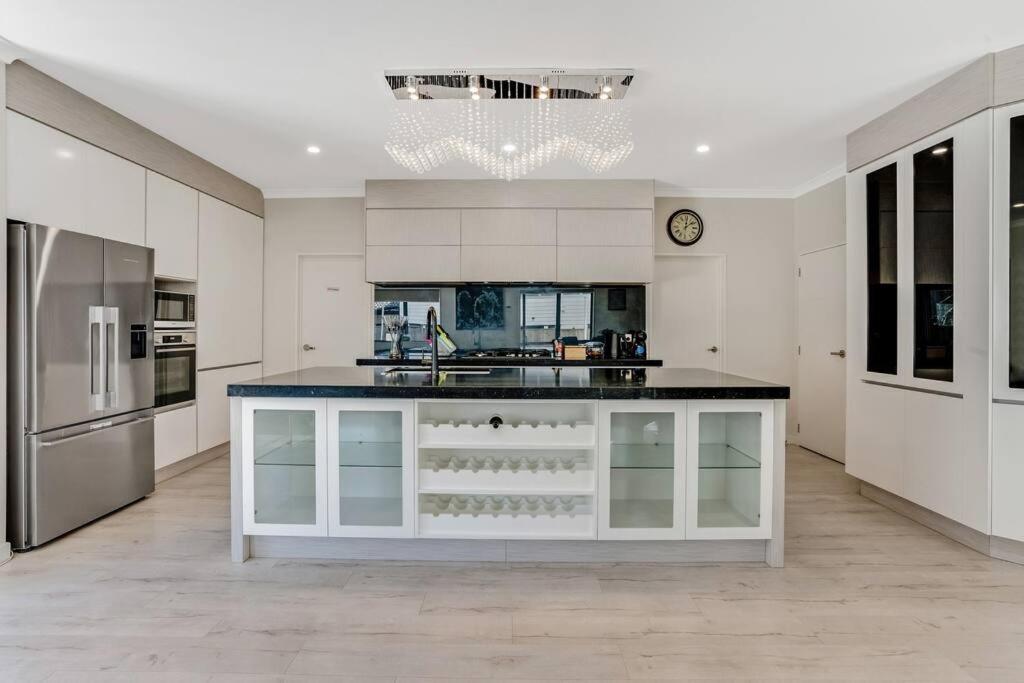 5 Bdr Flat Bush Mansion - Aircon, Fast Wifi, Pool Table, Netflix And More! *