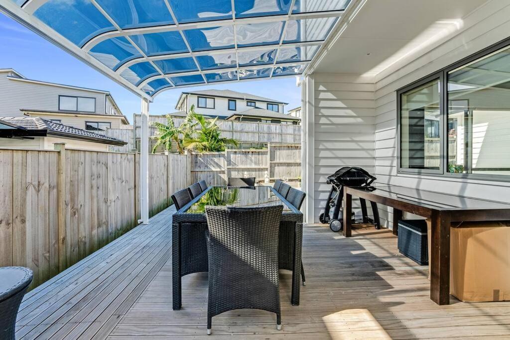 Holiday home 5 Bdr Flat Bush Mansion - Aircon, Fast Wifi, Pool Table, Netflix And More! Auckland