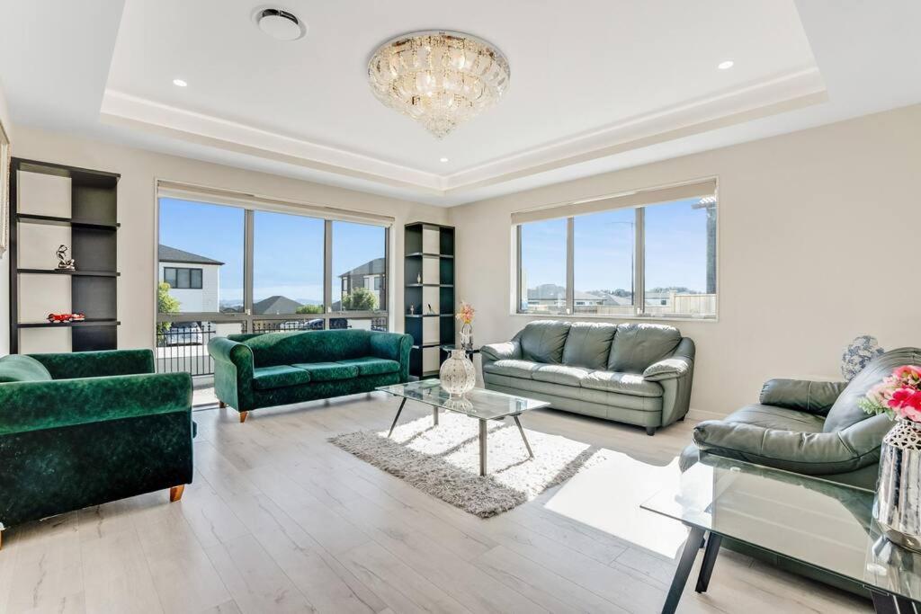 5 Bdr Flat Bush Mansion - Aircon, Fast Wifi, Pool Table, Netflix And More! Holiday home *
